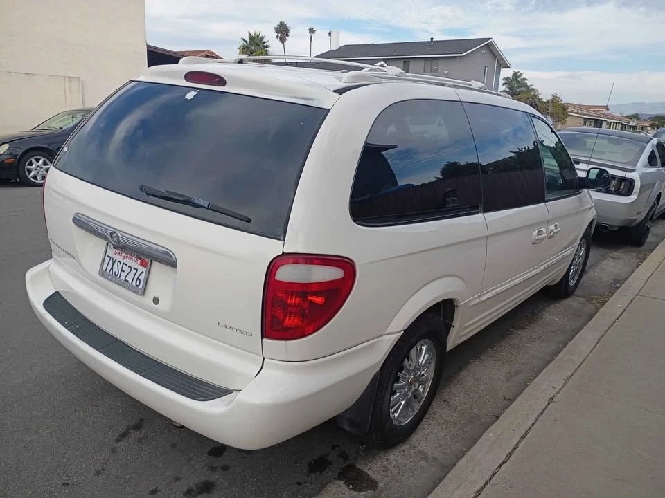 2001 Chrysler Town & Country - Image 6 of 10