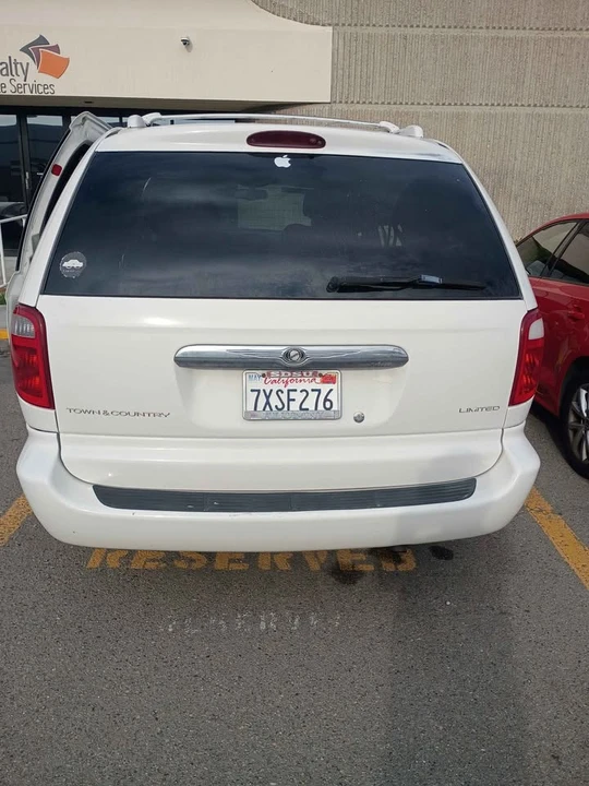2001 Chrysler Town & Country - Image 8 of 10