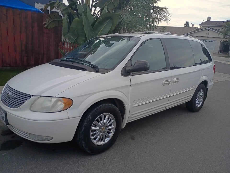 2001 Chrysler Town & Country - Image 3 of 10