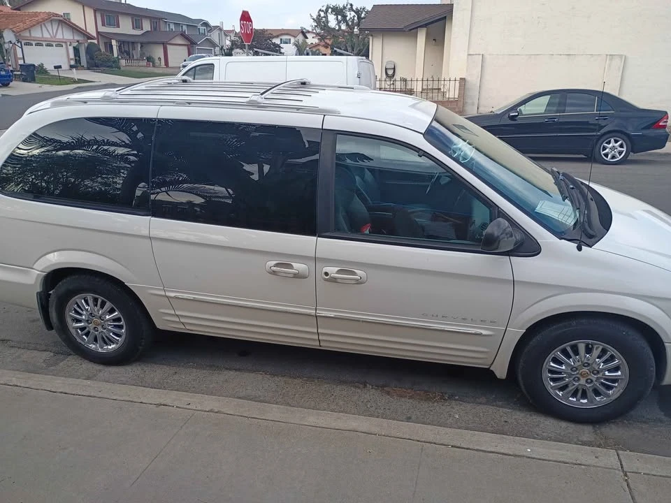 2001 Chrysler Town & Country - Image 5 of 10