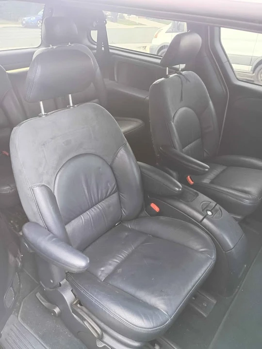 2001 Chrysler Town & Country - Image 9 of 10