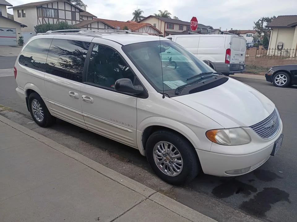 2001 Chrysler Town & Country - Image 4 of 10