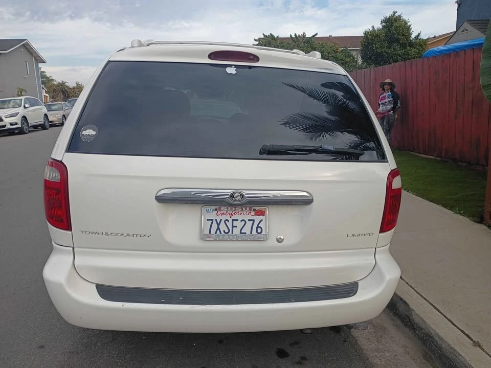 2001 Chrysler Town & Country - Image 7 of 10