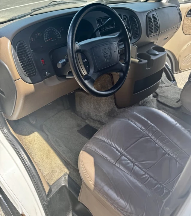 2001 Dodge Ram Van - Image 14 of 23