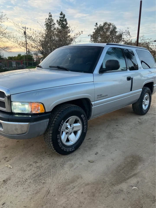 2001 Dodge Ramcharger - Image 2 of 10