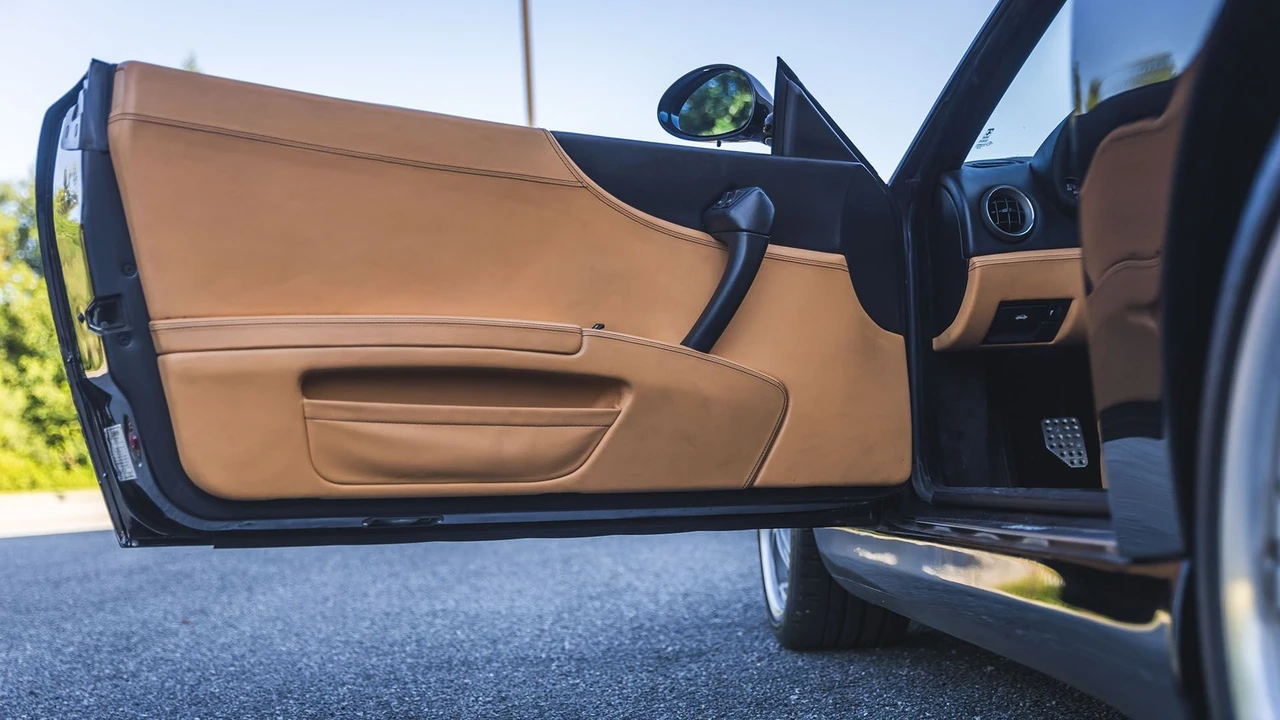 2001 Ferrari 550 Maranello - Image 18 of 31