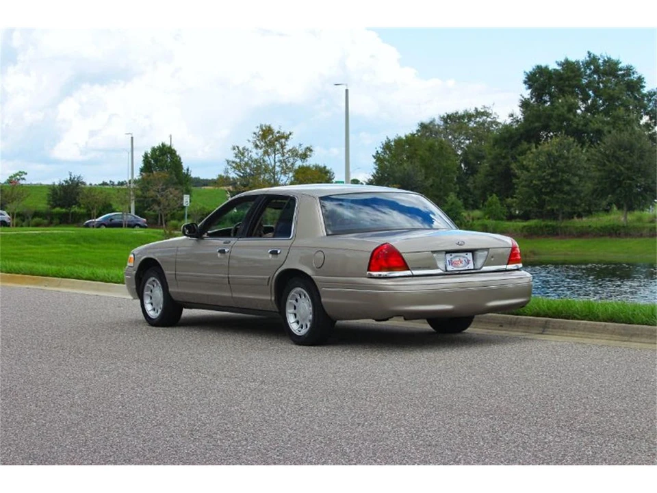 2001 Ford Crown Victoria - Image 6 of 13