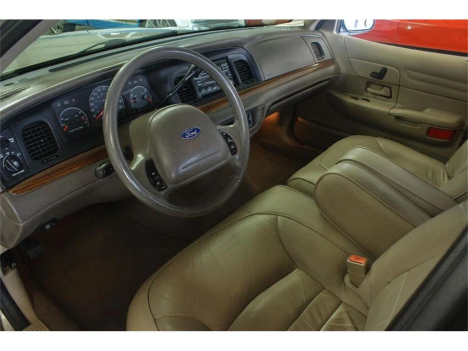 2001 Ford Crown Victoria - Image 11 of 13