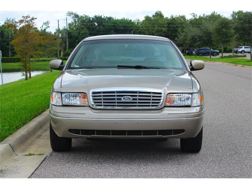 2001 Ford Crown Victoria - Image 2 of 13