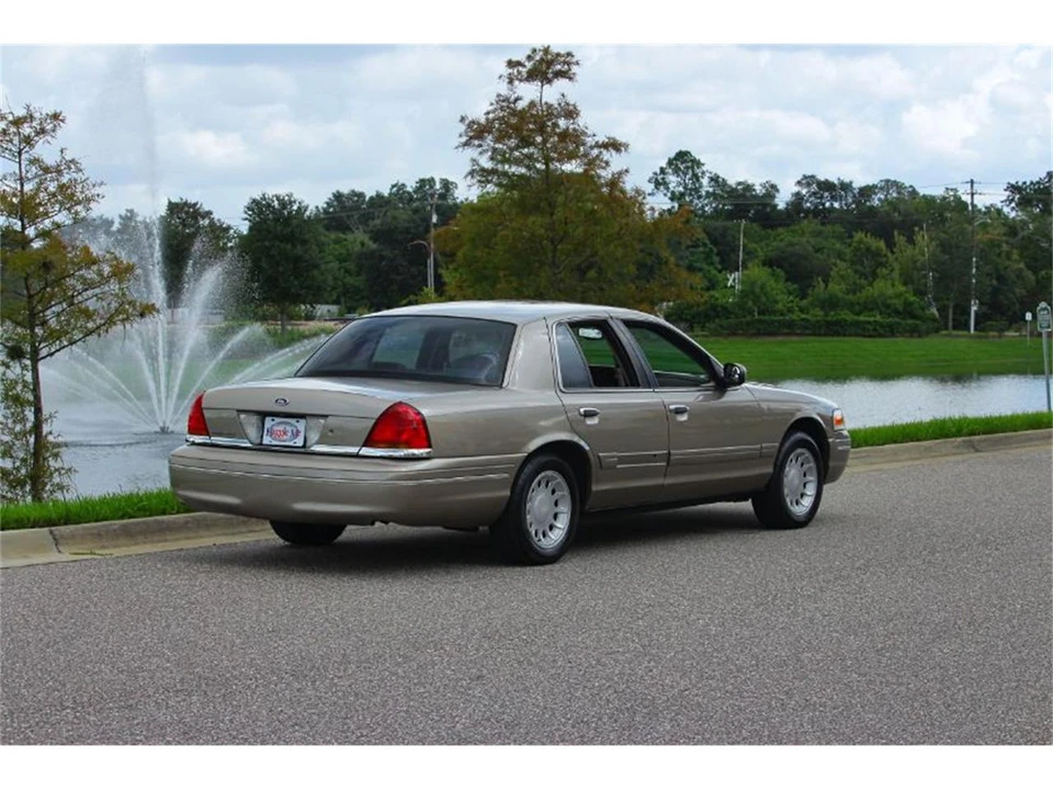 2001 Ford Crown Victoria - Image 4 of 13