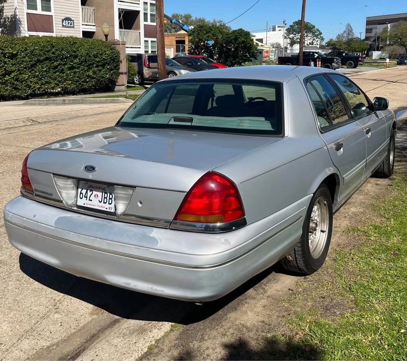 2001 Ford Crown Victoria - Image 2 of 8