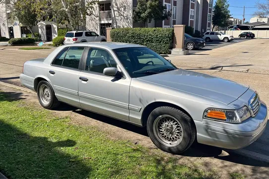 2001 Ford Crown Victoria LX Sedan 4D