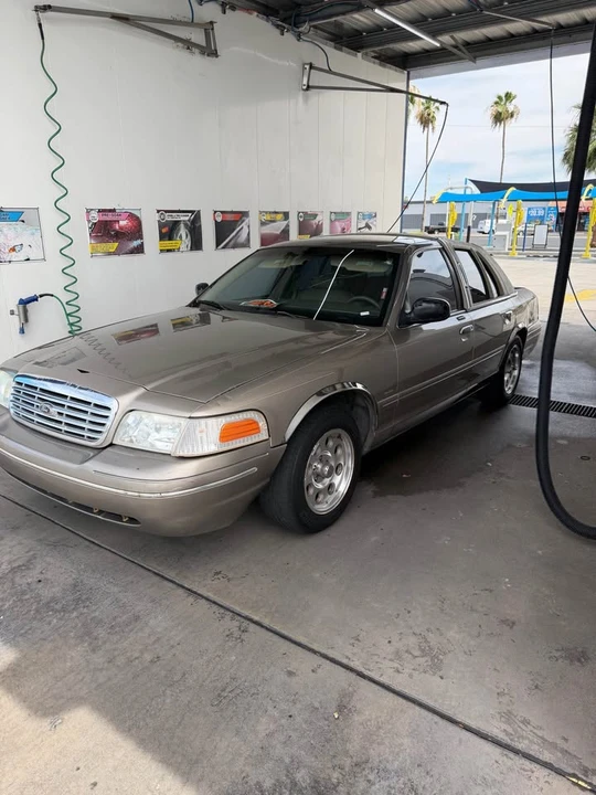 2001 Ford Crown Victoria - Image 3 of 9