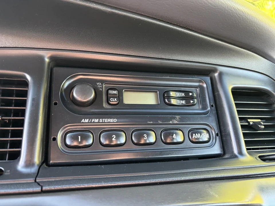 2001 Ford Crown Victoria - Image 9 of 11