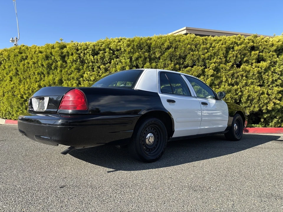 2001 Ford Crown Victoria - Image 2 of 11