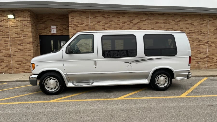 2001 Ford Econoline Van - Image 2 of 10