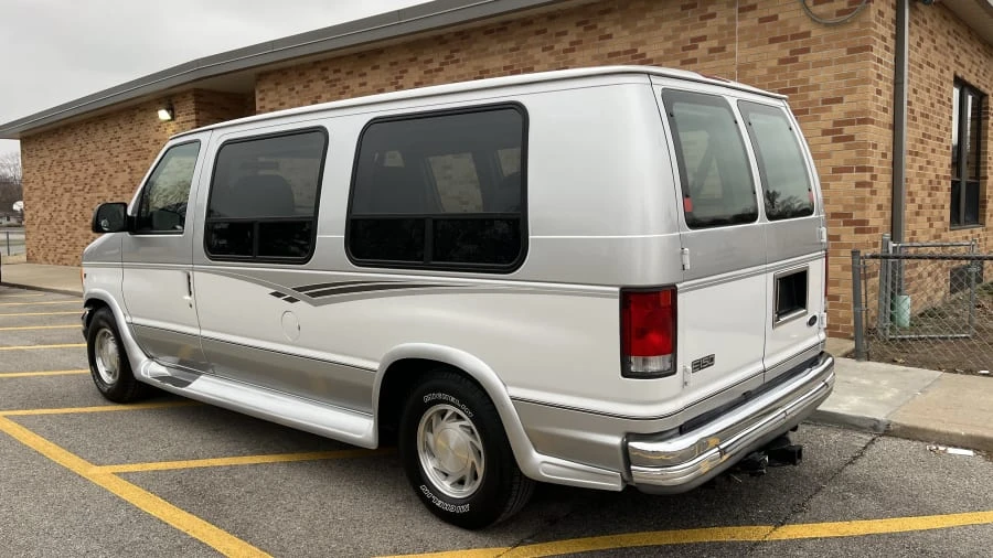 2001 Ford Econoline Van - Image 3 of 10