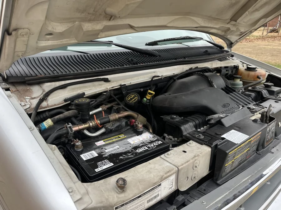2001 Ford Econoline Van - Image 9 of 10
