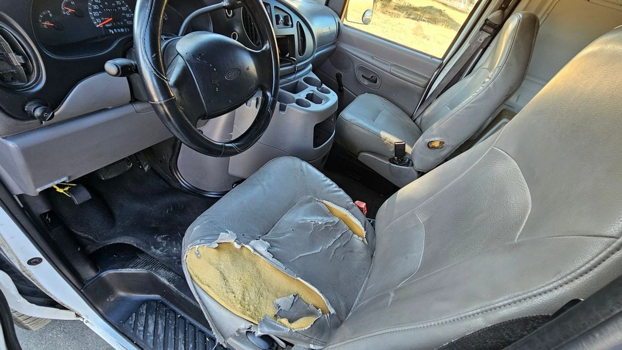 2001 Ford Econoline Van - Image 11 of 27