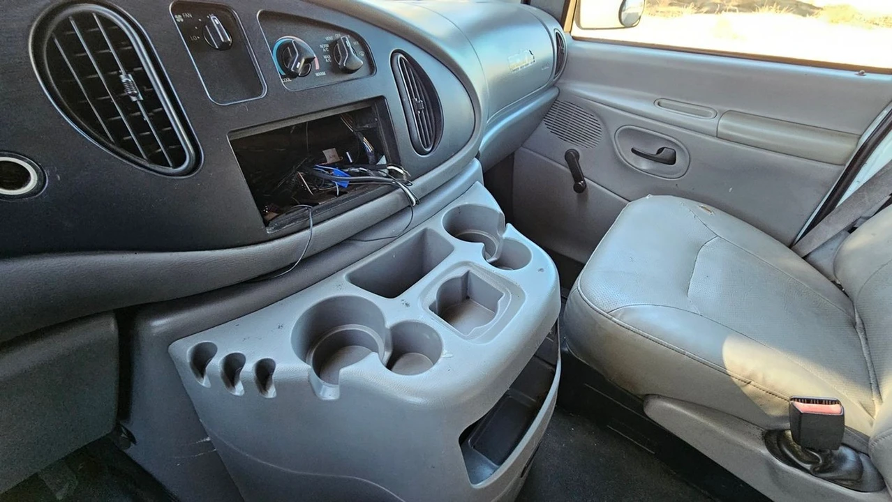 2001 Ford Econoline Van - Image 17 of 27