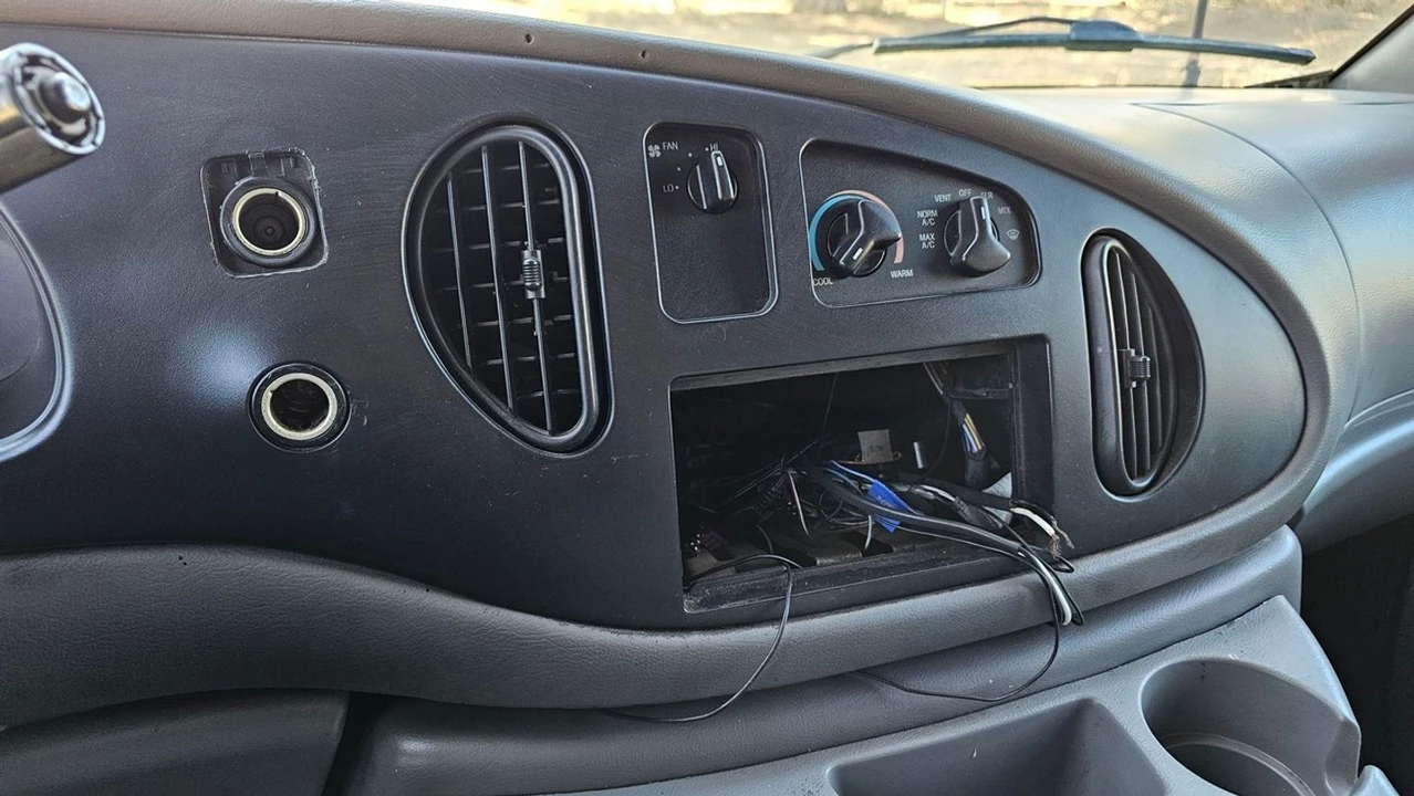 2001 Ford Econoline Van - Image 16 of 27
