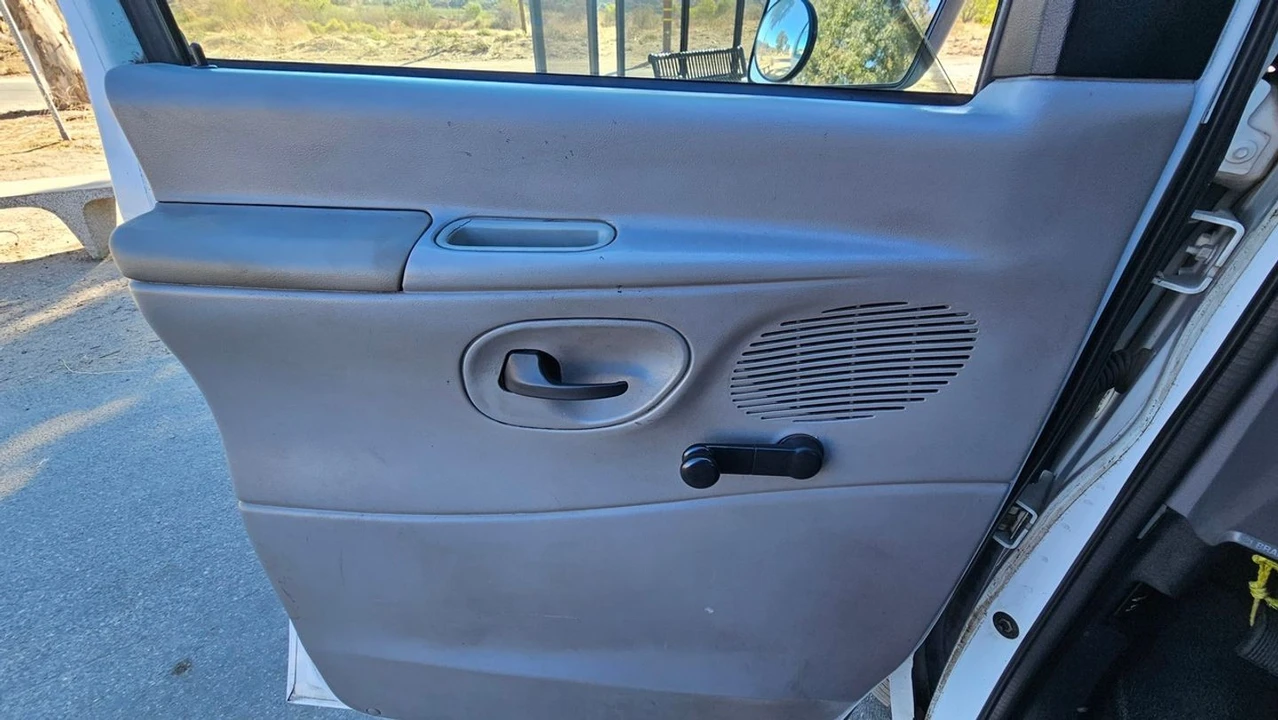 2001 Ford Econoline Van - Image 18 of 27
