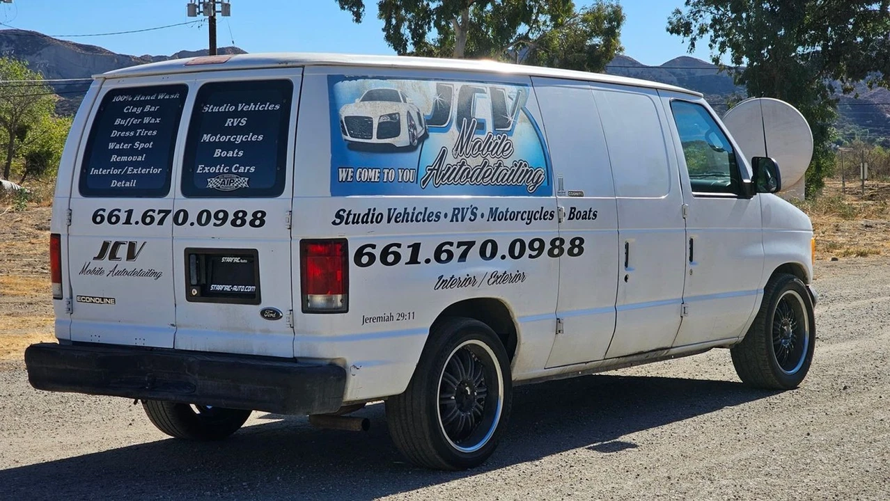 2001 Ford Econoline Van - Image 9 of 12
