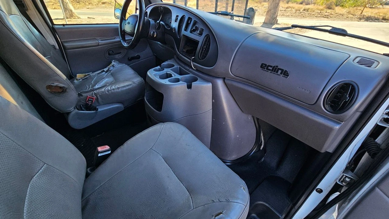 2001 Ford Econoline Van - Image 12 of 27