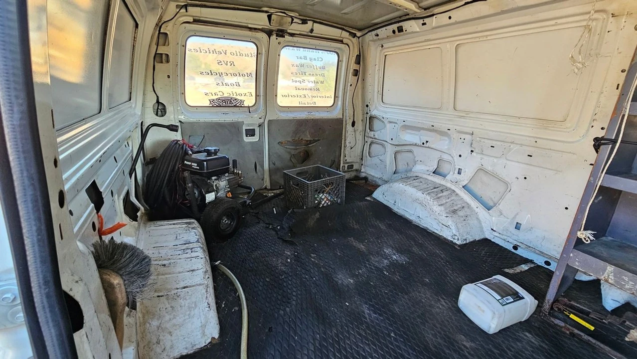 2001 Ford Econoline Van - Image 19 of 27