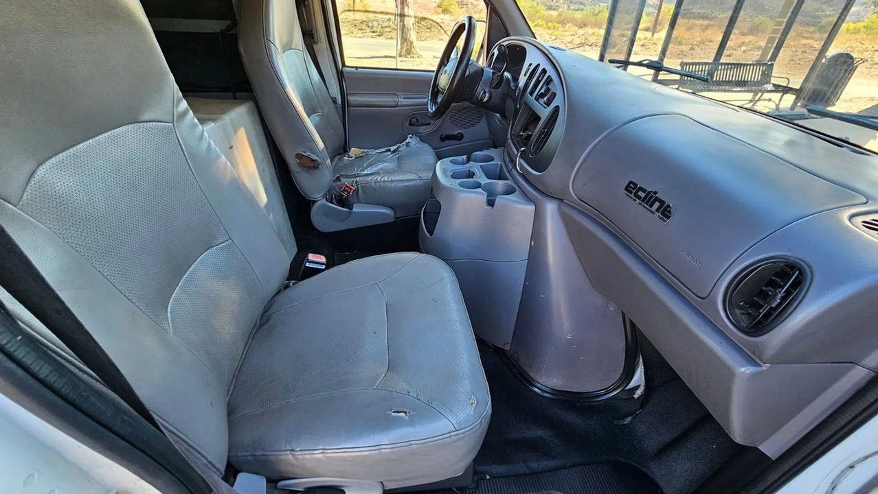 2001 Ford Econoline Van - Image 14 of 27