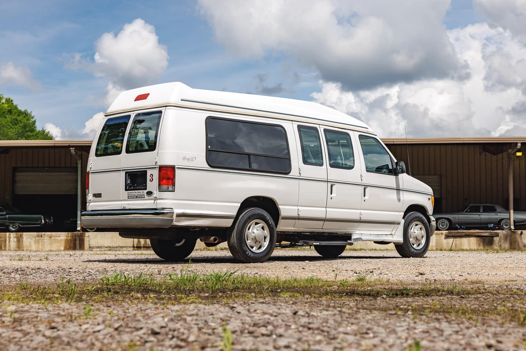 2001 Ford Econoline Van - Image 10 of 31
