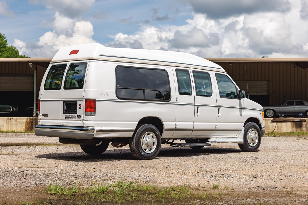 2001 Ford Econoline Van - Image 9 of 31