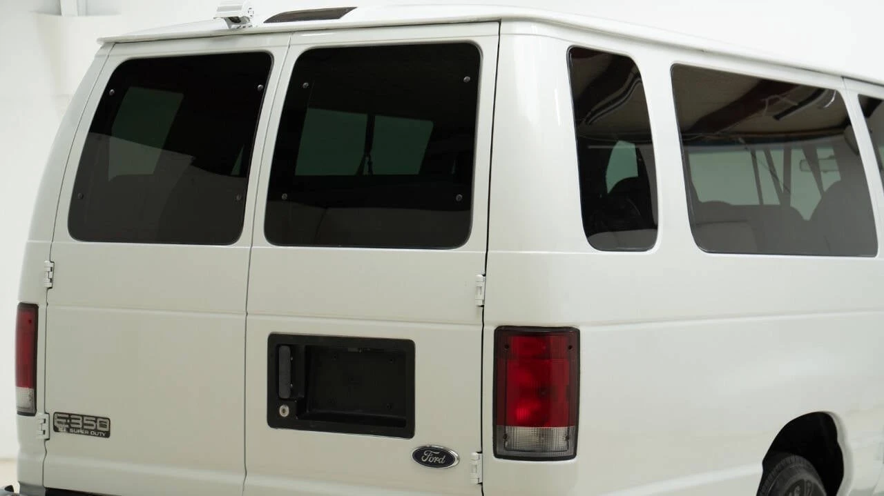 2001 Ford Econoline Van - Image 11 of 12