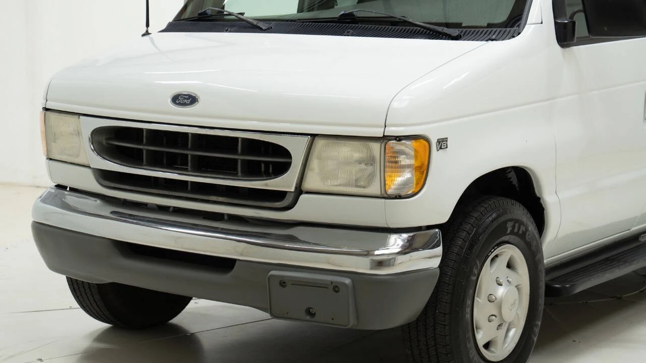 2001 Ford Econoline Van - Image 9 of 12