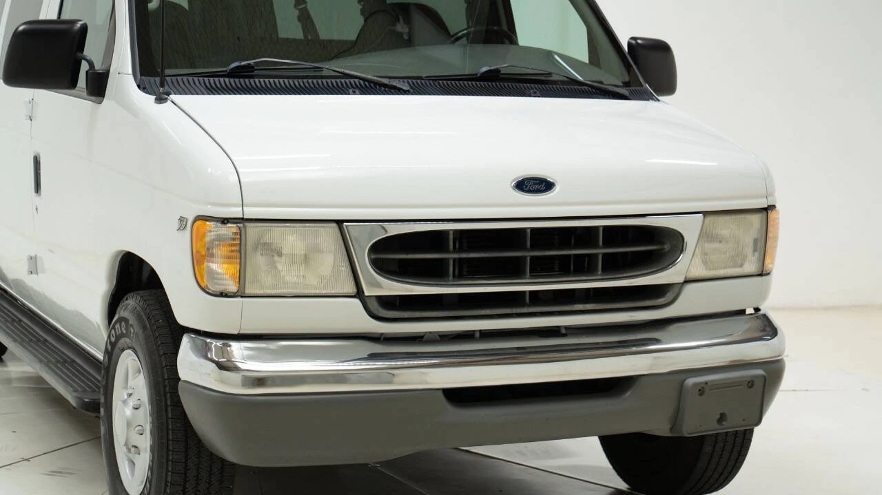 2001 Ford Econoline Van - Image 10 of 12