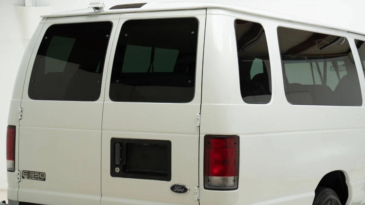 2001 Ford Econoline Van - Image 11 of 12