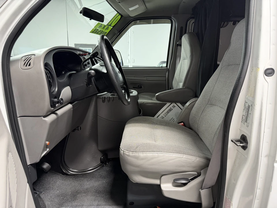 2001 Ford Econoline Van - Image 13 of 18