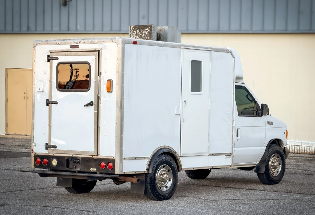 2001 Ford Econoline Van - Image 12 of 21