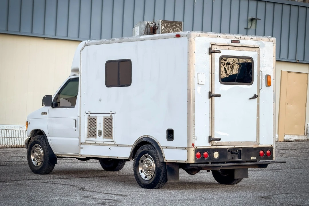 2001 Ford Econoline Van - Image 9 of 21