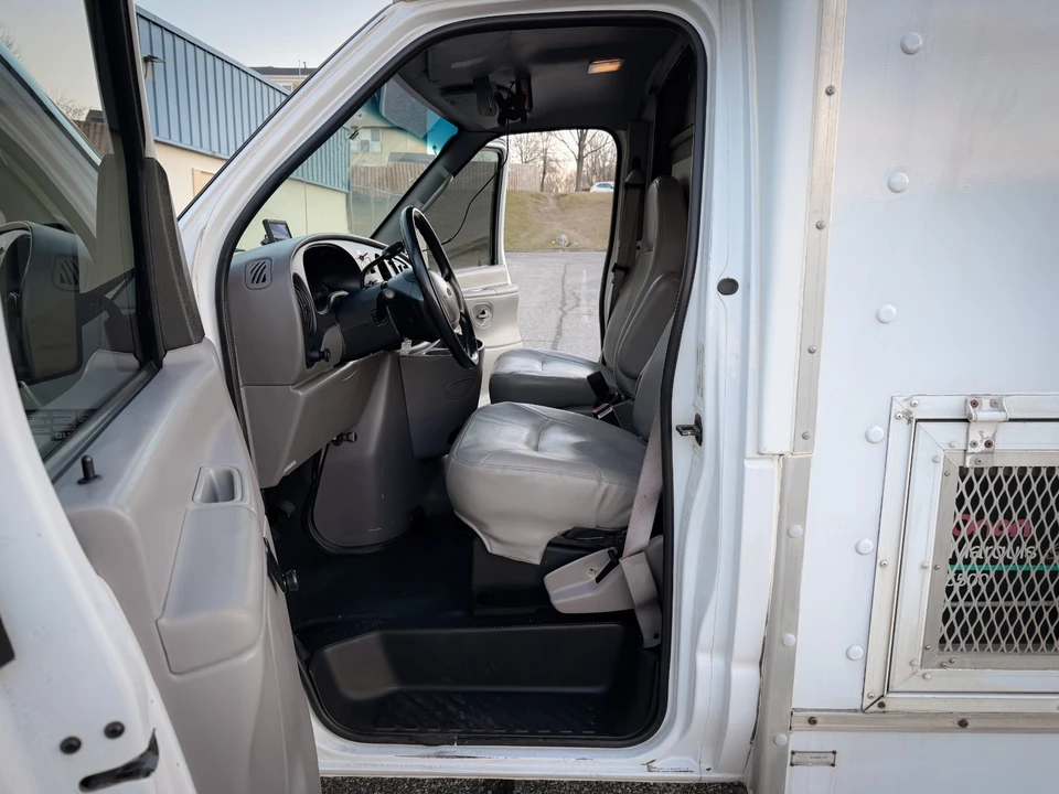 2001 Ford Econoline Van - Image 20 of 21