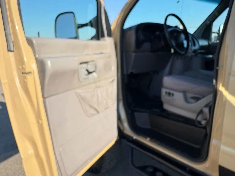 2001 Ford Econoline Van - Image 15 of 21