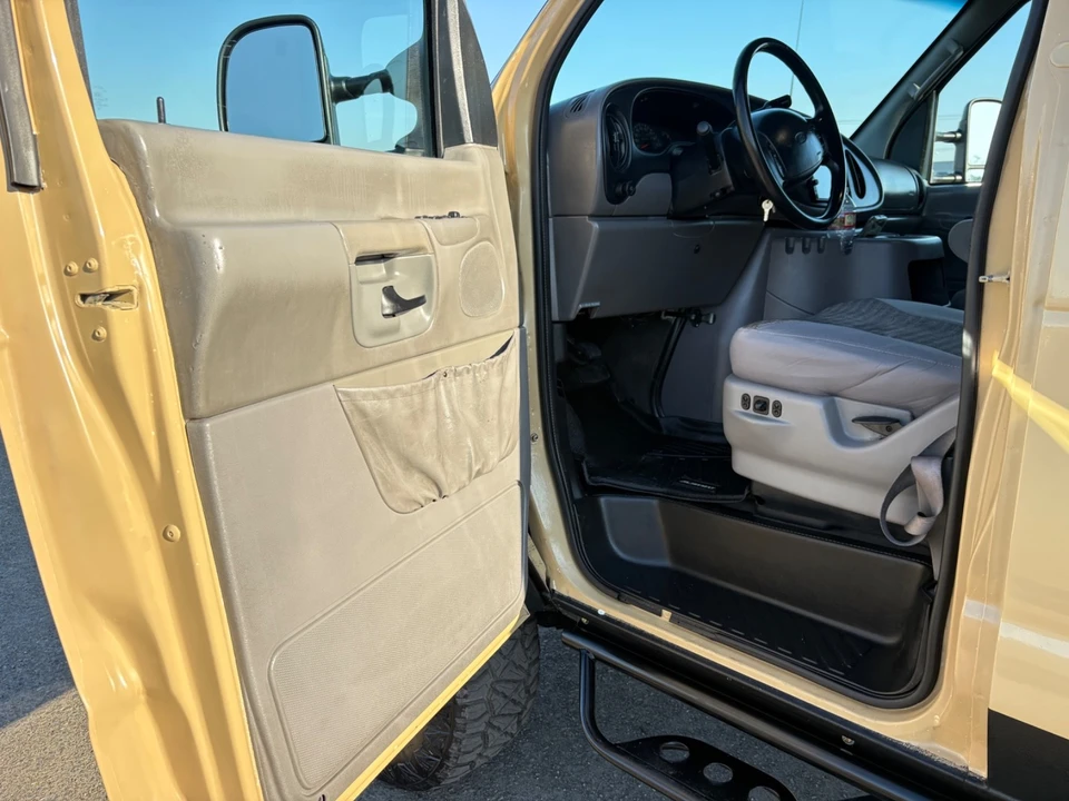 2001 Ford Econoline Van - Image 14 of 21