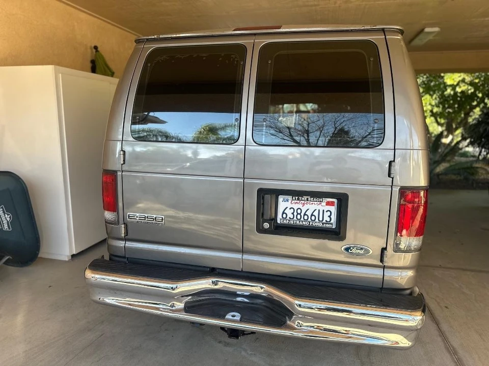 2001 Ford Econoline Van - Image 2 of 21