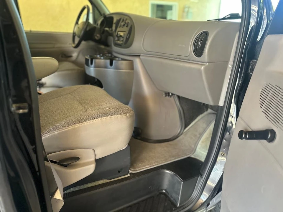 2001 Ford Econoline Van - Image 18 of 21