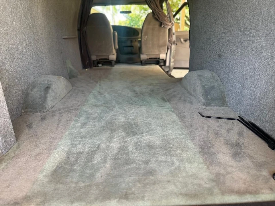 2001 Ford Econoline Van - Image 12 of 21