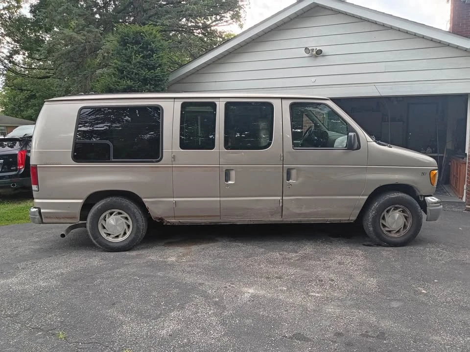 2001 Ford Econoline Van - Image 2 of 4