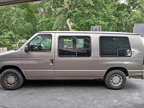 2001 Ford E150 Super Duty Passenger XLT Van 3D
