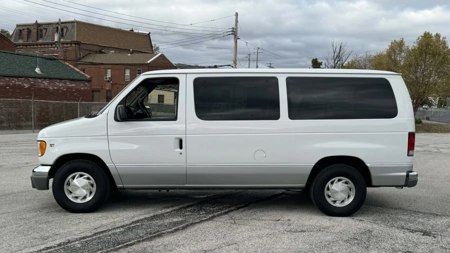 2001 Ford Econoline Van - Image 2 of 13