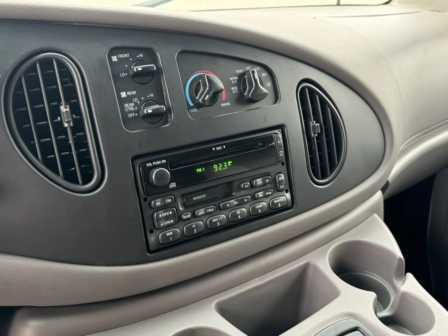2001 Ford Econoline Van - Image 9 of 13