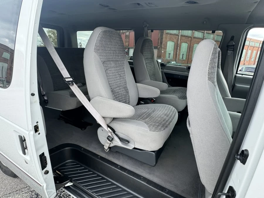 2001 Ford Econoline Van - Image 10 of 13